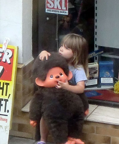 maedchen_mit_monchi01.jpg