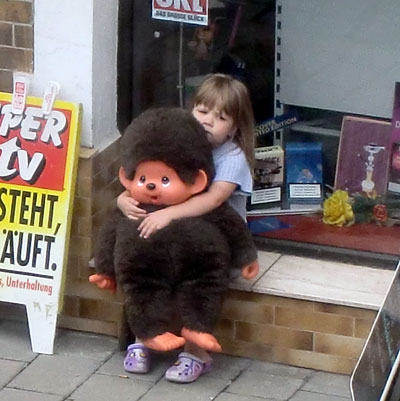 maedchen_mit_monchichi02.jpg